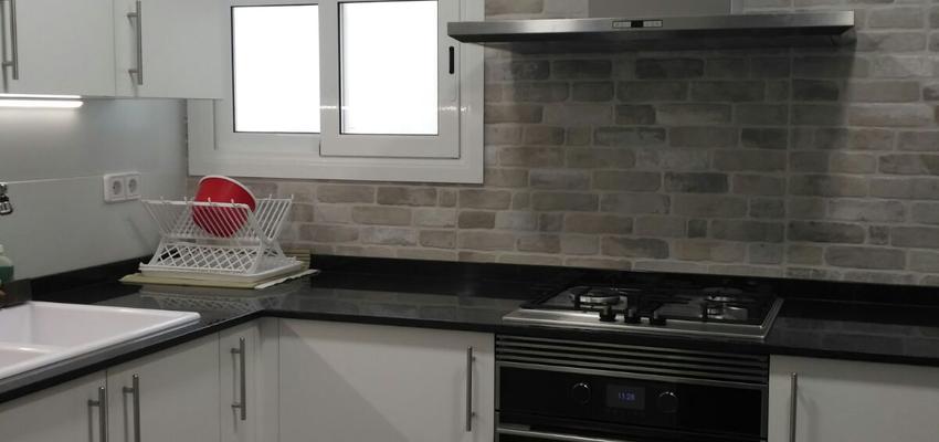 Cocina Estilo tradicional Color beige, marron, plateado  diseñado por IGPER OBRAS Y REFORMAS | Gremio 