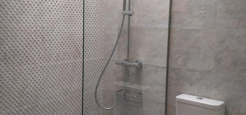 Baño Estilo moderno Color gris, gris, plateado  diseñado por IGPER OBRAS Y REFORMAS | Gremio 