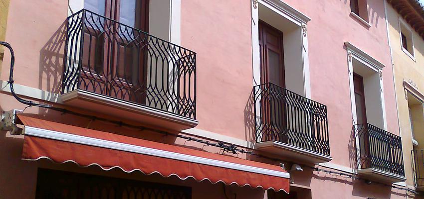 Balcon, Exterior Estilo clasico Color rosa, rosa, marron  diseñado por Argen Edificacion,  tecnicas constructivas, direccion de obras y gestion | Arquitecto Técnico | Copyright Juan Miguel Martinez Blaya