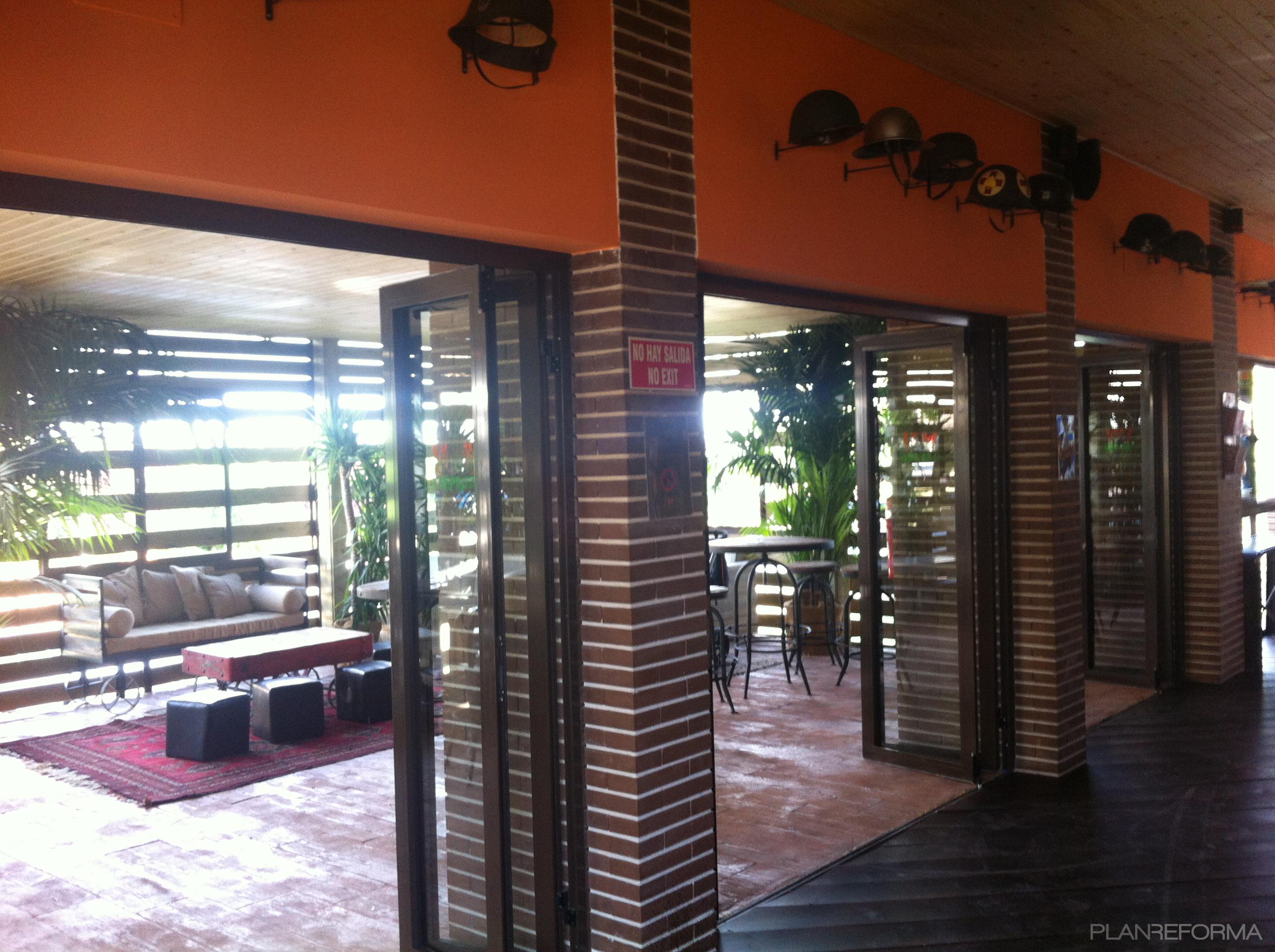 Porche, Cafeteria, Bar style contemporaneo color ocre, marron, marron
