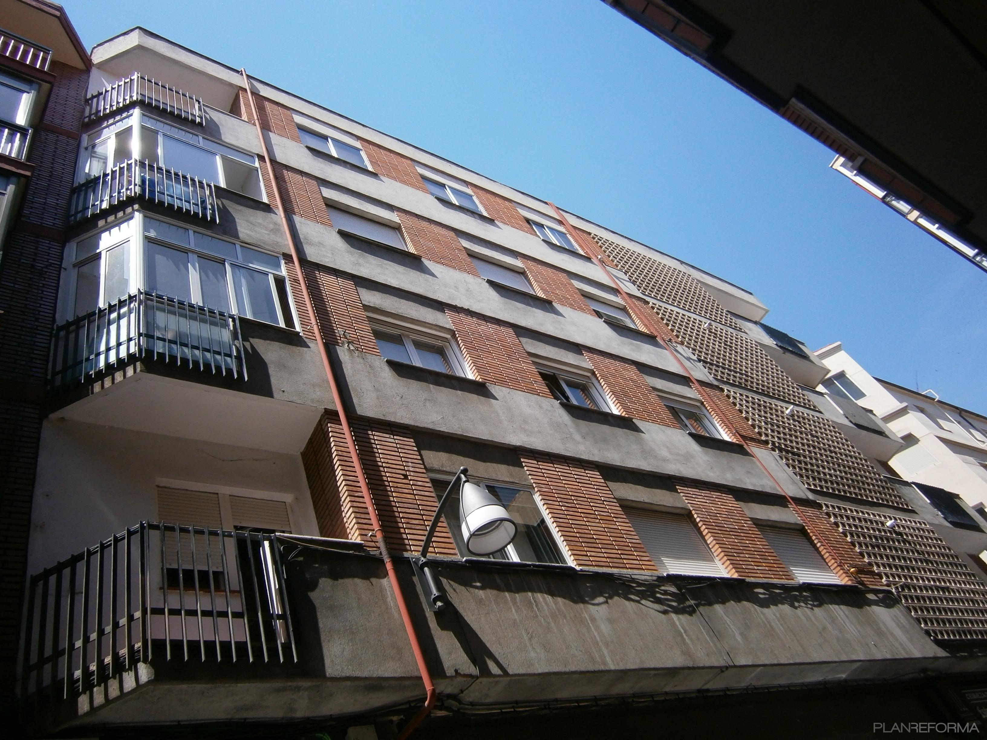 Balcon, Exterior style tradicional color marron, gris  diseñado por ferreras ubierna arquitectura | Arquitecto 