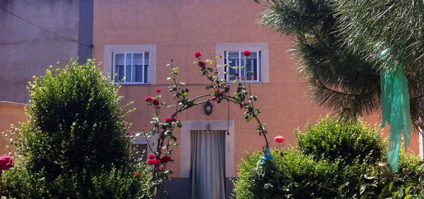 Recibidor, Exterior, Jardin style tradicional color rosa, gris  diseñado por ferreras ubierna arquitectura | Arquitecto 
