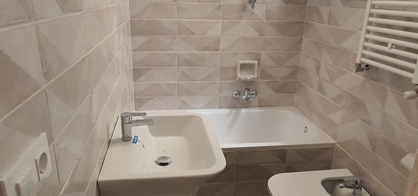 Baño Estilo vintage Color azul oscuro, beige, blanco  diseñado por Damian | Gremio | Copyright Bryan