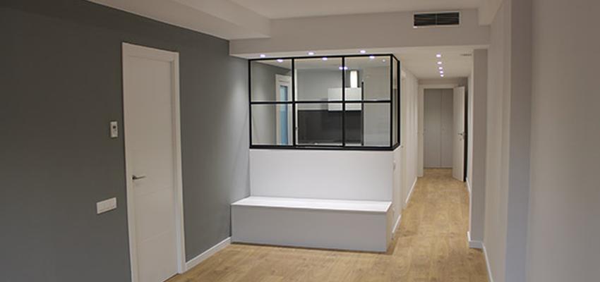 Salon Estilo moderno Color blanco, gris, gris  diseñado por Damian | Gremio | Copyright Bryan