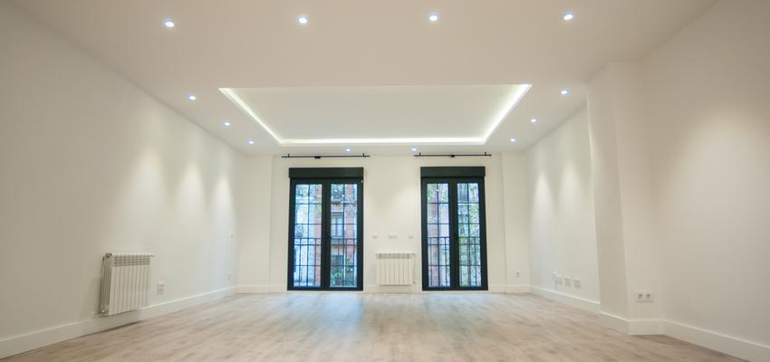 Salon Estilo moderno Color blanco, gris, gris  diseñado por Damian | Gremio | Copyright Bryan