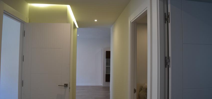 Pasillo Estilo moderno Color violeta  diseñado por CyR Arquitectura+Construcción | Gremio | Copyright CyR arquitectura+construcción