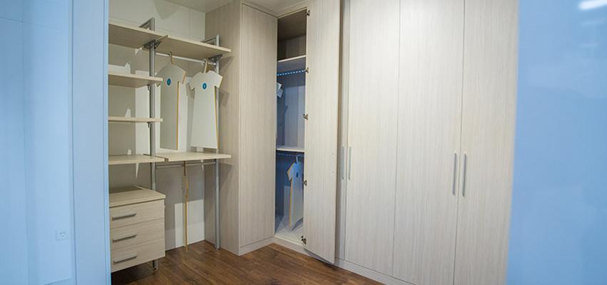 Dormitorio Estilo moderno Color gris  diseñado por Madegar - Puertas y Armarios Málaga | Gremio | Copyright Madegar