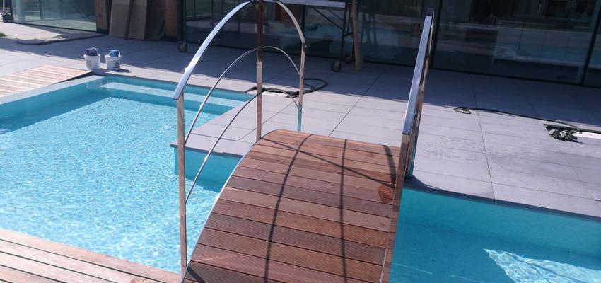 Piscina Estilo moderno Color turquesa, azul cielo, marron  diseñado por Ecosmart | Reformista, constructor 
