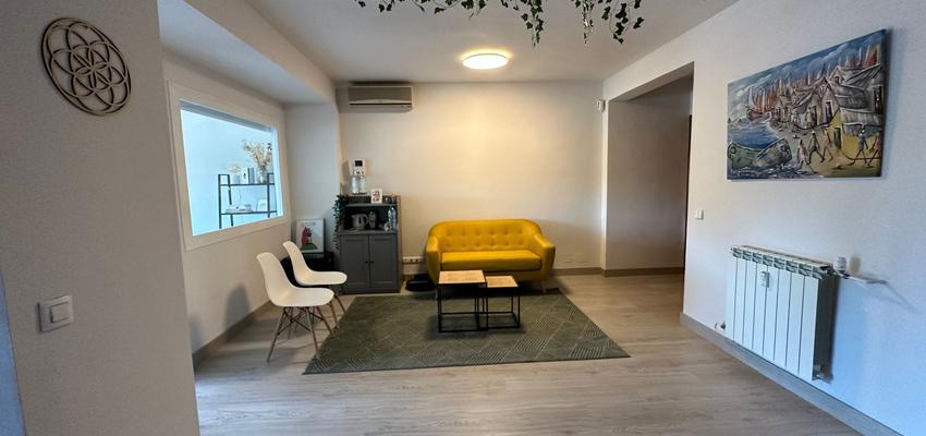 Sala de la TV Estilo contemporaneo Color rosa salmon  diseñado por NIVEL ALTO REFORMAS EN GENERAL SL | Reformista, constructor | Copyright SI