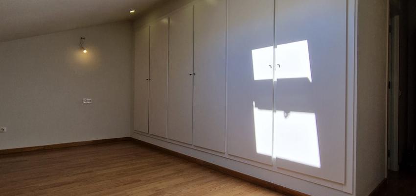 Dormitorio Estilo contemporaneo Color rojo, rosa salmon  diseñado por NIVEL ALTO REFORMAS EN GENERAL SL | Reformista, constructor | Copyright si