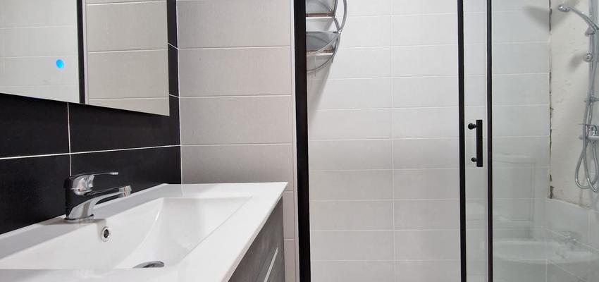 Baño Estilo contemporaneo Color rosa salmon  diseñado por NIVEL ALTO REFORMAS EN GENERAL SL | Reformista, constructor | Copyright SI
