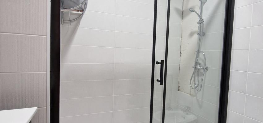 Baño Estilo contemporaneo Color rojo  diseñado por NIVEL ALTO REFORMAS EN GENERAL SL | Reformista, constructor | Copyright SI