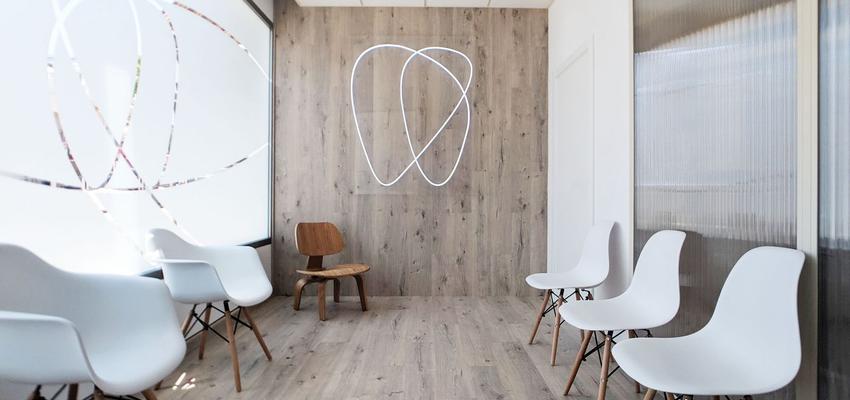 Recibidor, Oficina Estilo moderno Color marron, beige, marron, blanco  diseñado por POA Estudio | Arquitecto | Copyright POA Estudio