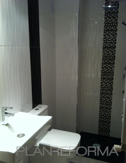 Baño style moderno color beige, blanco, negro  diseñado por TAMARA MARTINEZ LAFUENTE | Arquitecto Técnico | Copyright SI