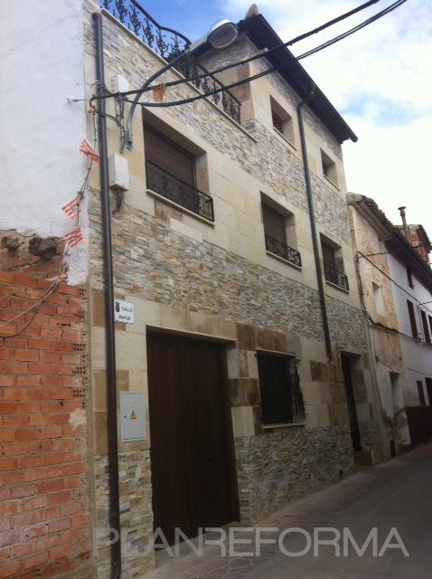 Exterior style rustico color beige, marron, beige  diseñado por TAMARA MARTINEZ LAFUENTE | Arquitecto Técnico | Copyright si