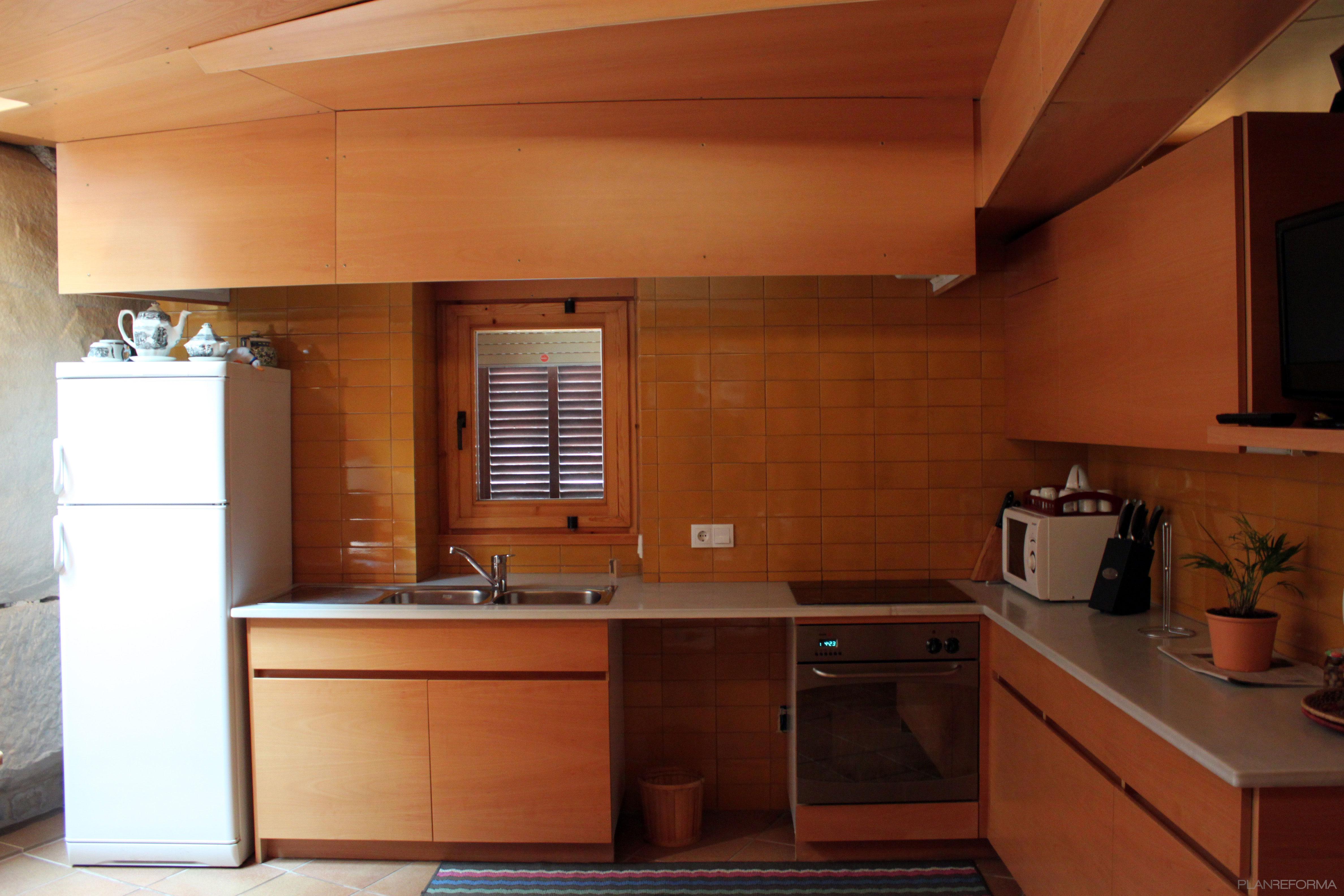 Cocina style moderno color marron, beige, blanco  diseñado por Fusteria Llobet | Gremio 