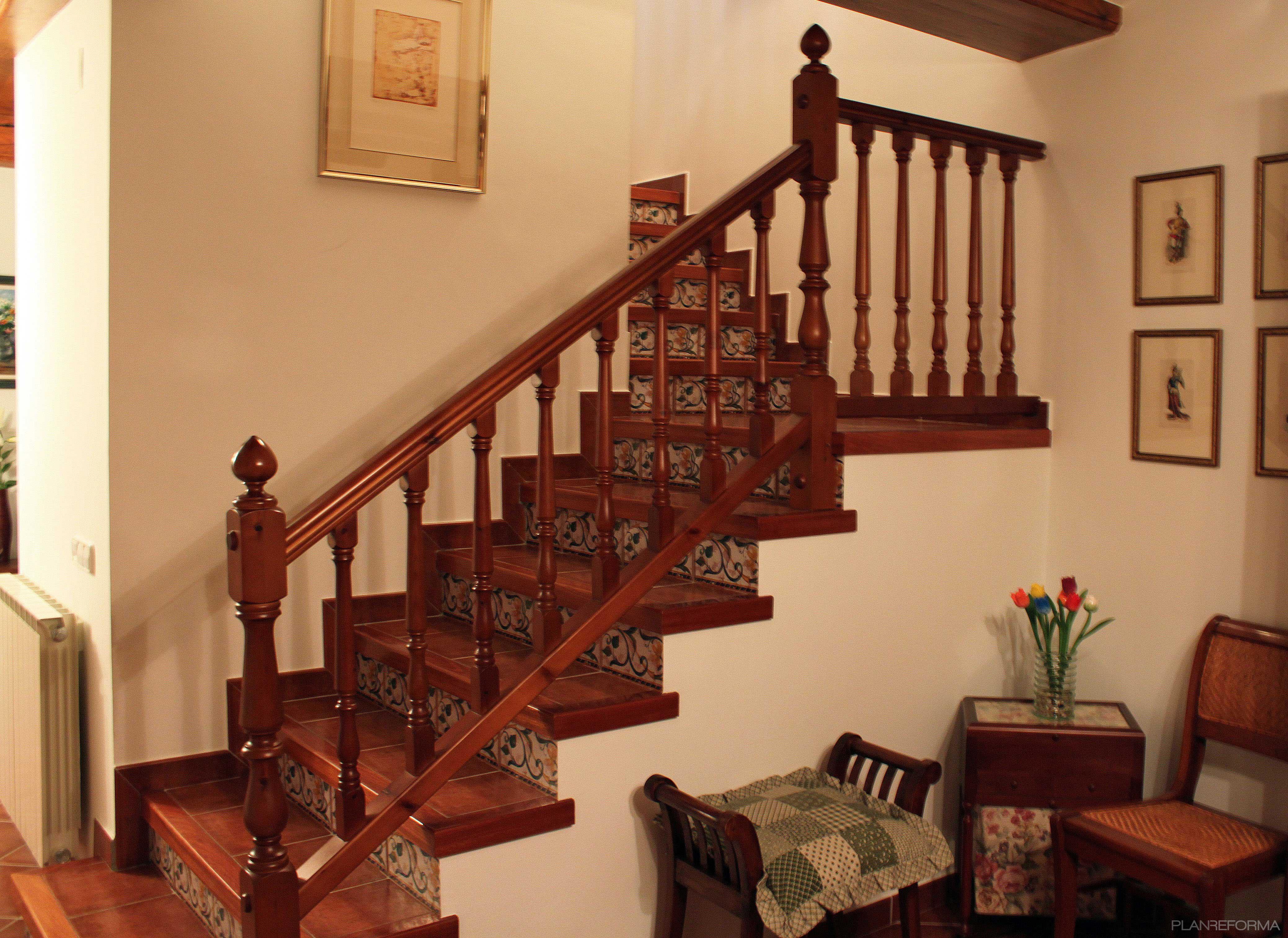 Escalera style rustico color marron, marron, blanco  diseñado por Fusteria Llobet | Gremio 