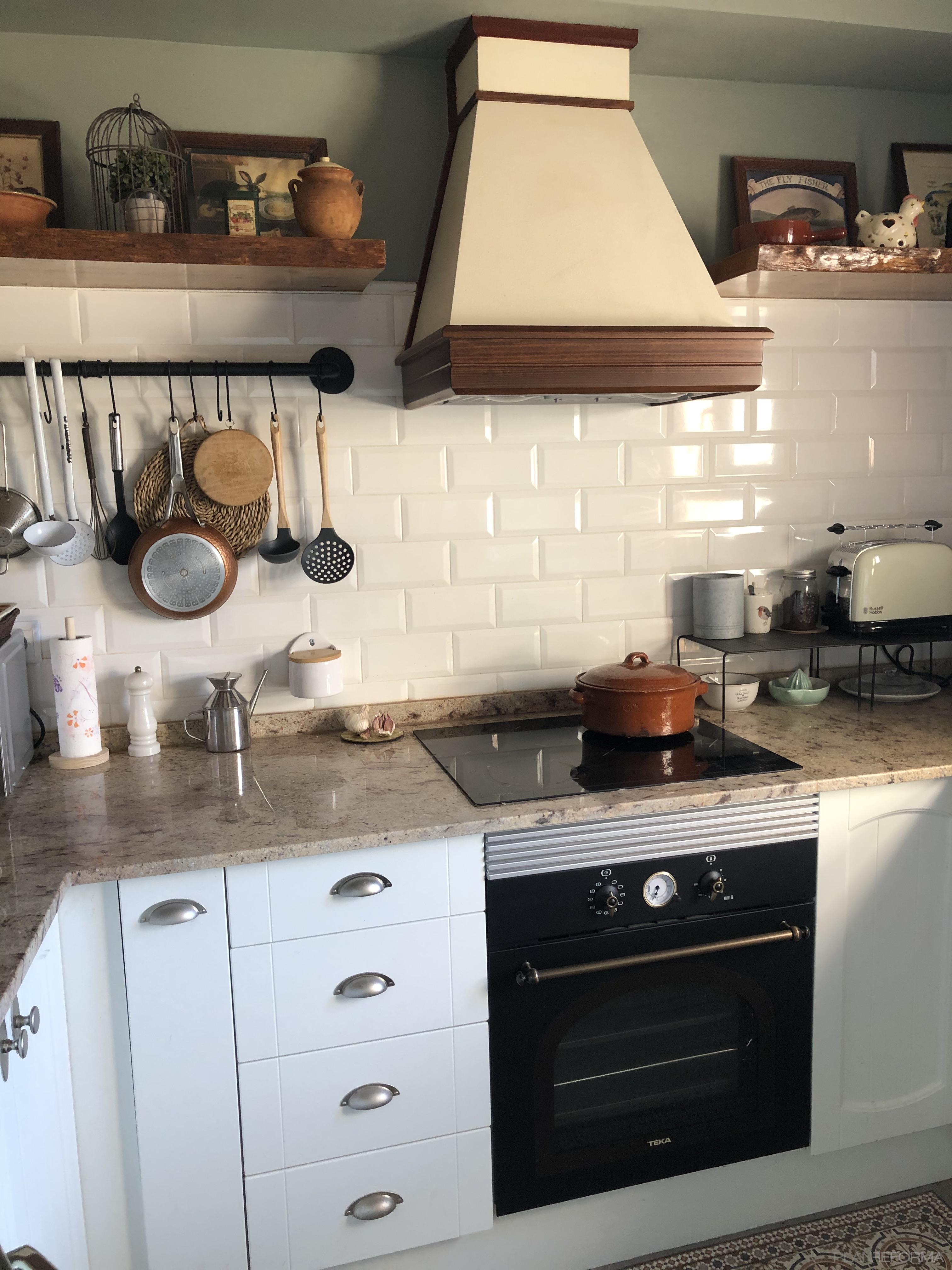 Cocina Estilo rustico Color rojo, blanco, gris  diseñado por Reformas Decoplac | Reformista, constructor 