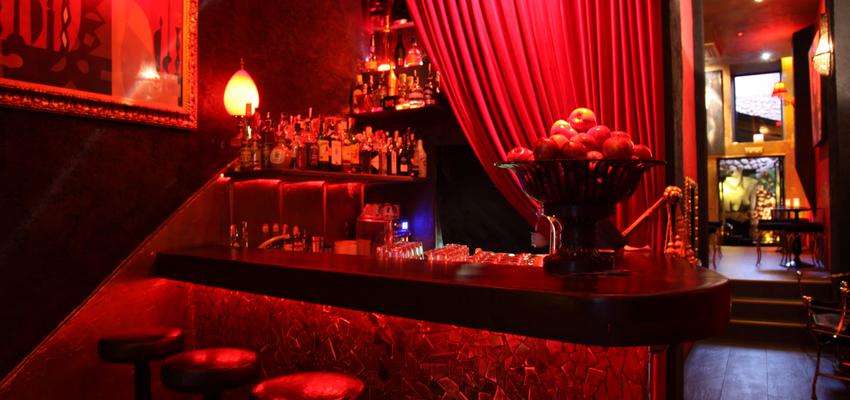 Restaurante, Cafeteria, Bar style kitsch color rojo, negro, dorado  diseñado por Estanis Segura | Arquitecto | Copyright Sí