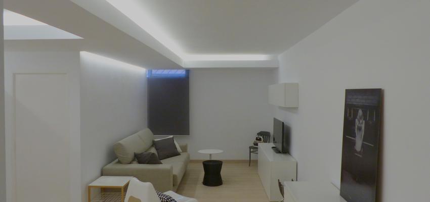 Sotano, Salon style contemporaneo color amarillo, blanco, gris  diseñado por Estanis Segura | Arquitecto | Copyright Si, soy el propietario de esta imagen