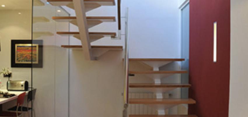 Escalera Estilo clasico Color rojo, amarillo, azul  diseñado por Gloria Samartino | Arquitecto | Copyright Proyecto 1