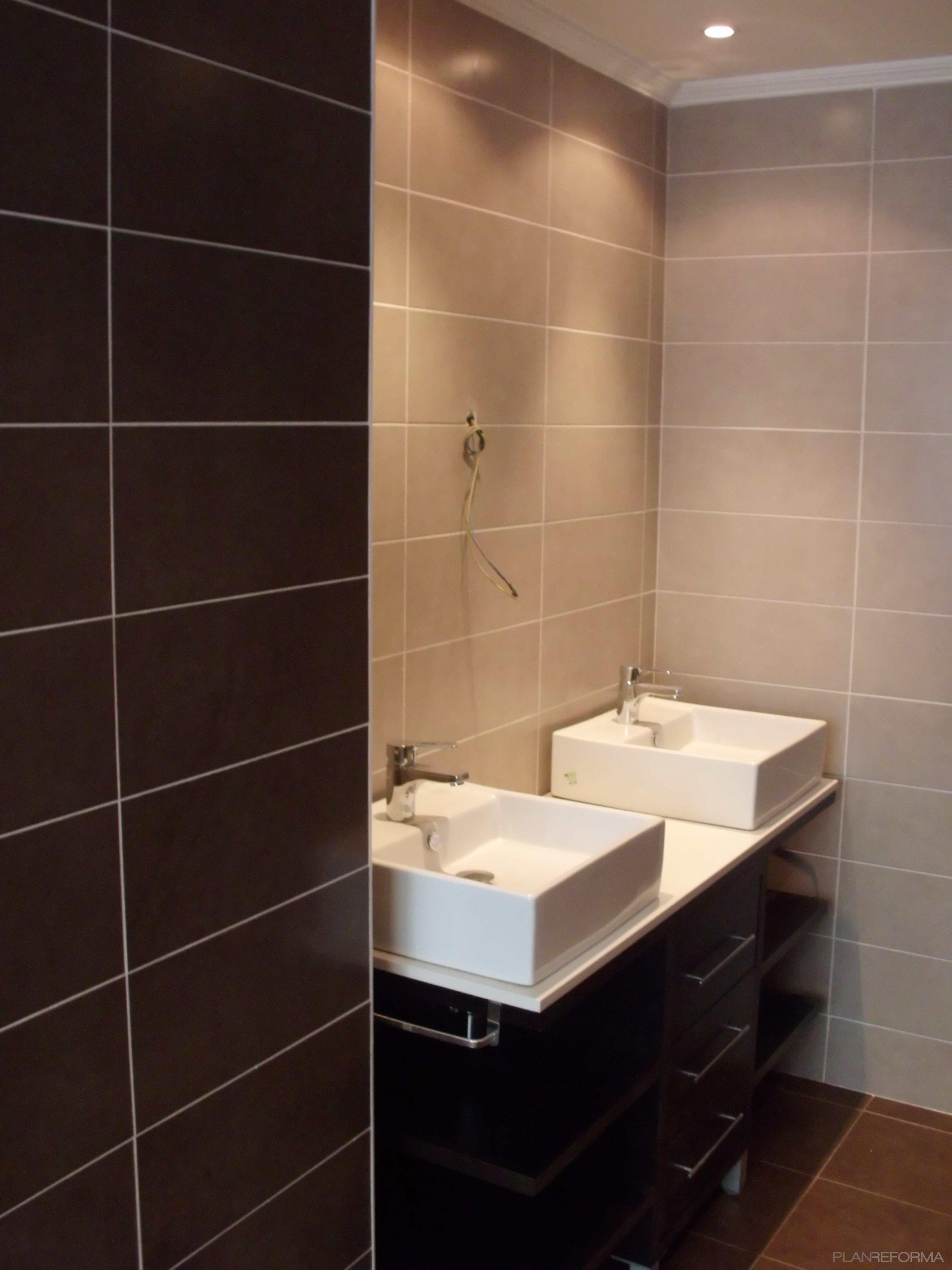 Baño style moderno color marron, blanco, negro  diseñado por MG2 Construcciones y reformas | Gremio 