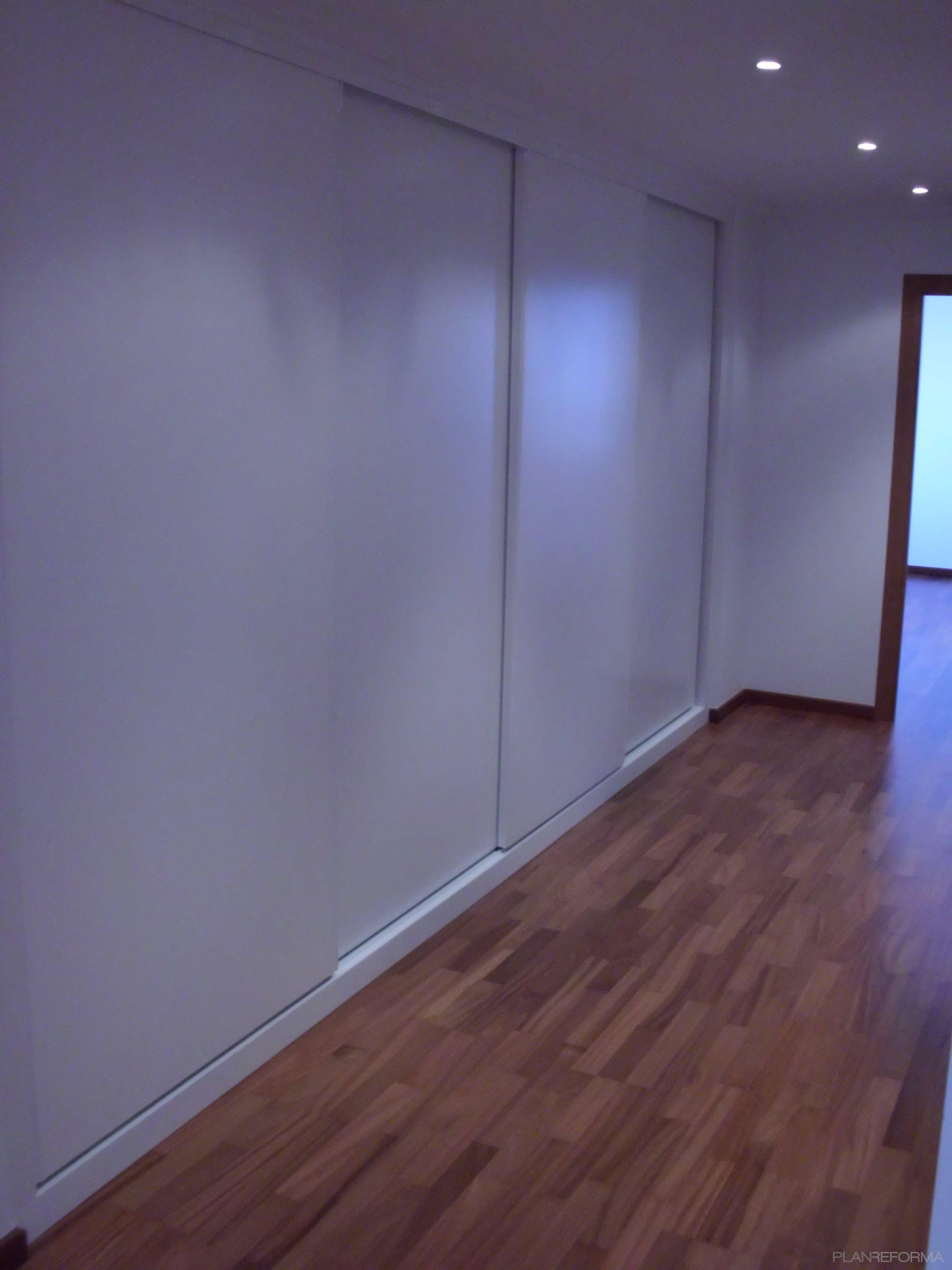 Pasillo style contemporaneo color marron, blanco  diseñado por MG2 Construcciones y reformas | Gremio 