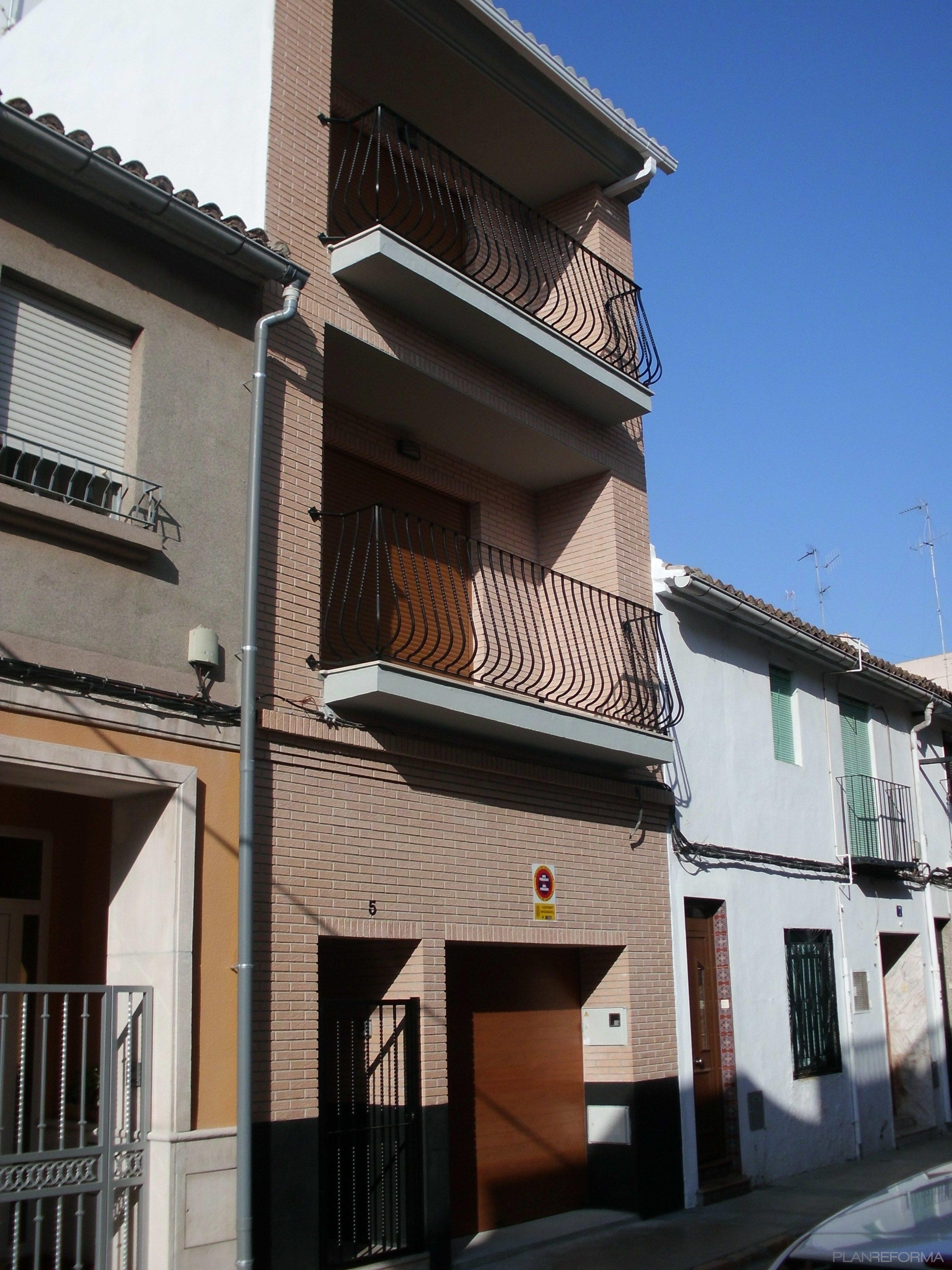Exterior style tradicional color marron, gris, negro  diseñado por MG2 Construcciones y reformas | Gremio | Copyright si