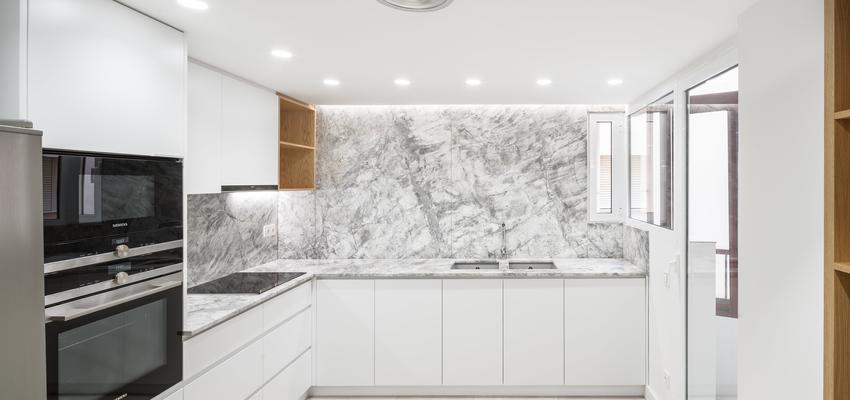 Cocina Estilo contemporaneo Color beige, blanco, gris  diseñado por Enrique Canellas | Arquitecto | Copyright Canlopstudio