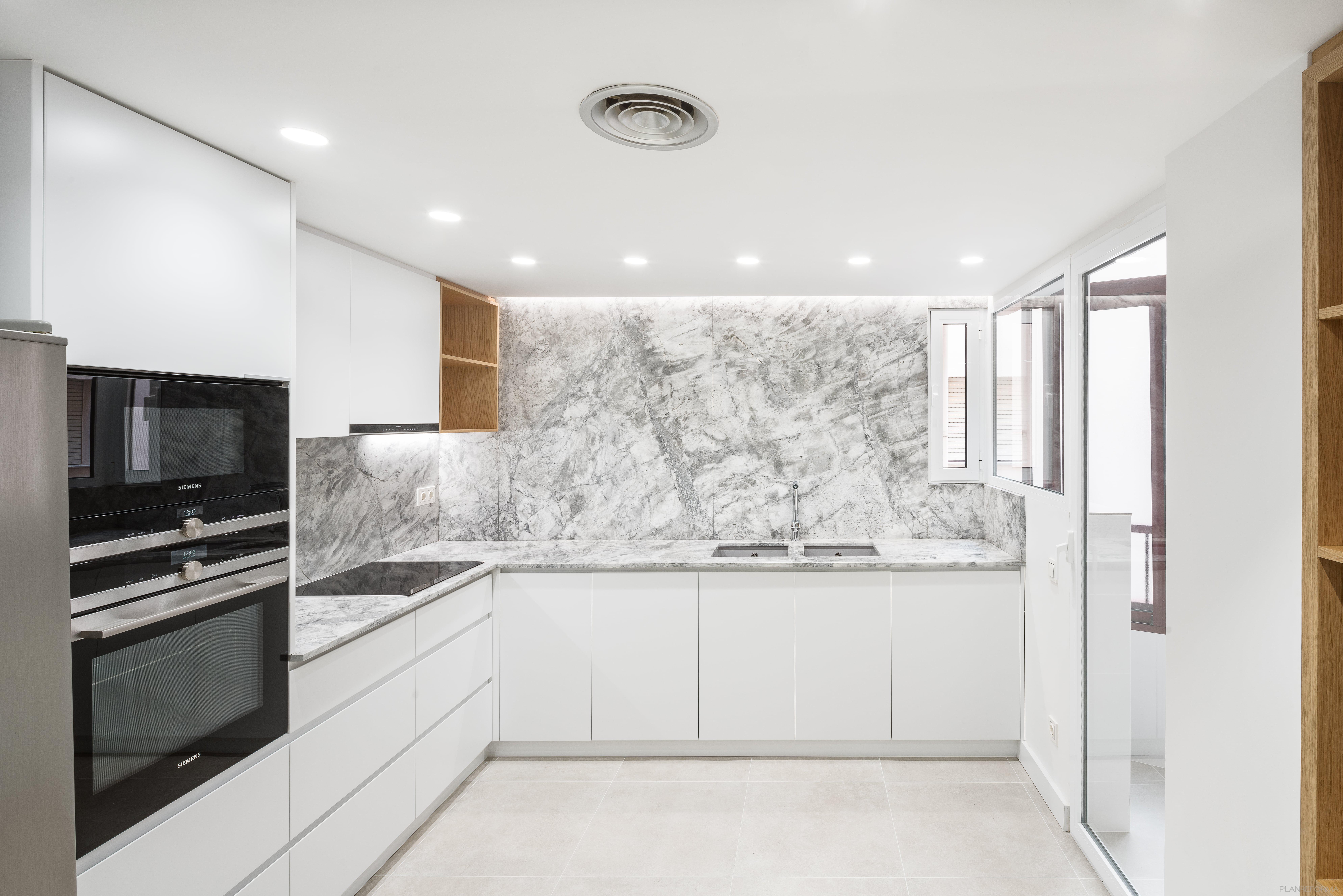 Cocina Estilo contemporaneo Color beige, blanco, gris  diseñado por Enrique Canellas | Arquitecto | Copyright Canlopstudio