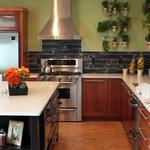 Cocina style tradicional color verde, marron, marron, blanco, plateado