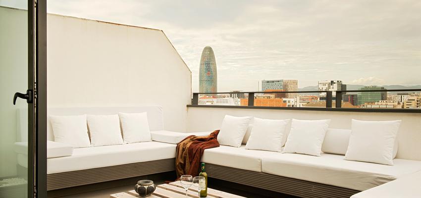 Terraza, Exterior Estilo moderno Color beige, marron, blanco, negro  diseñado por estudioitales | Decorador 