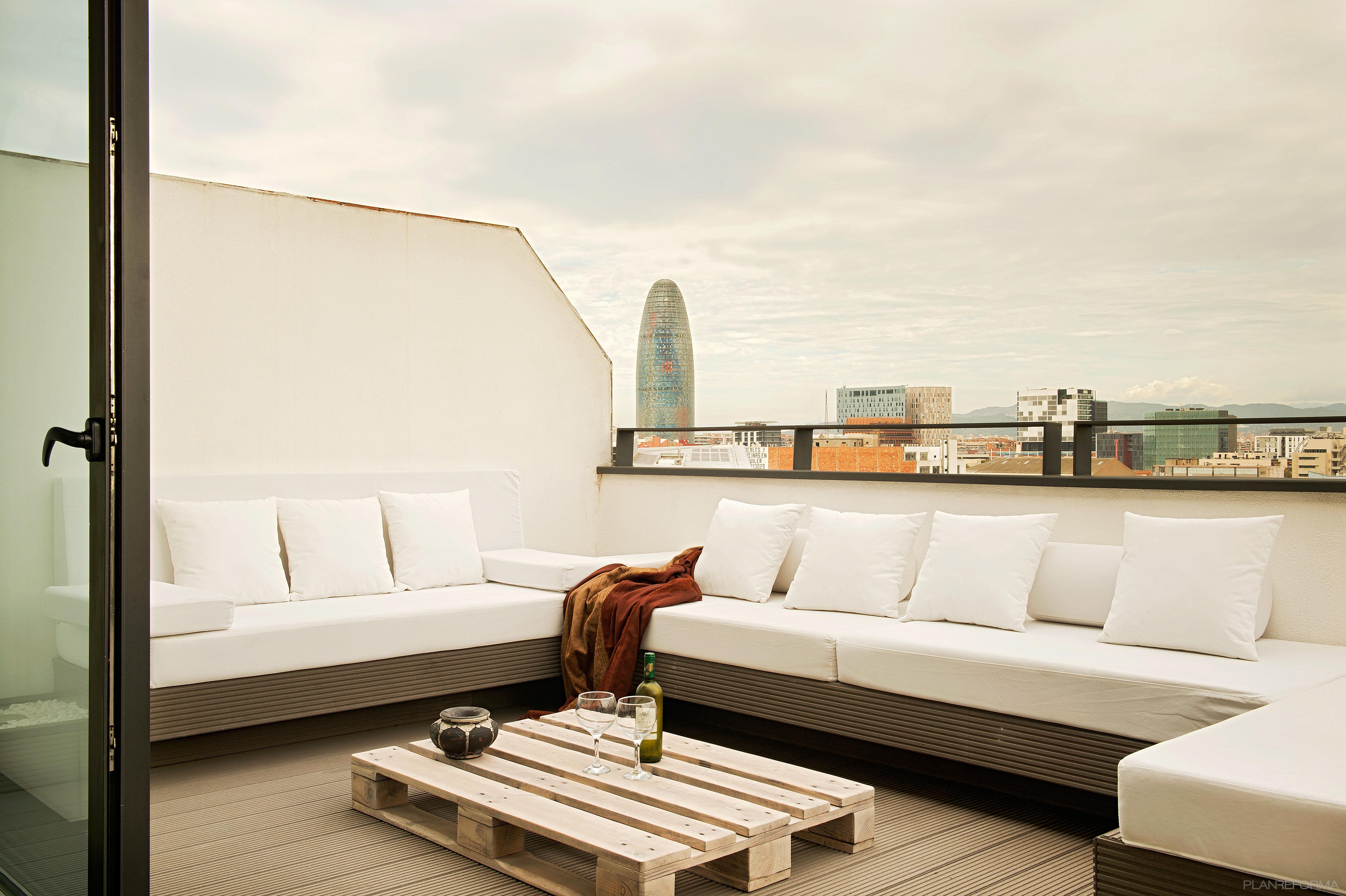 Terraza, Exterior Estilo moderno Color beige, marron, blanco, negro  diseñado por estudioitales | Decorador 