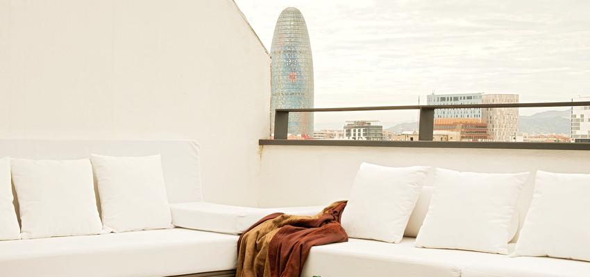 Terraza, Exterior Estilo moderno Color beige, beige, marron, blanco  diseñado por estudioitales | Decorador 