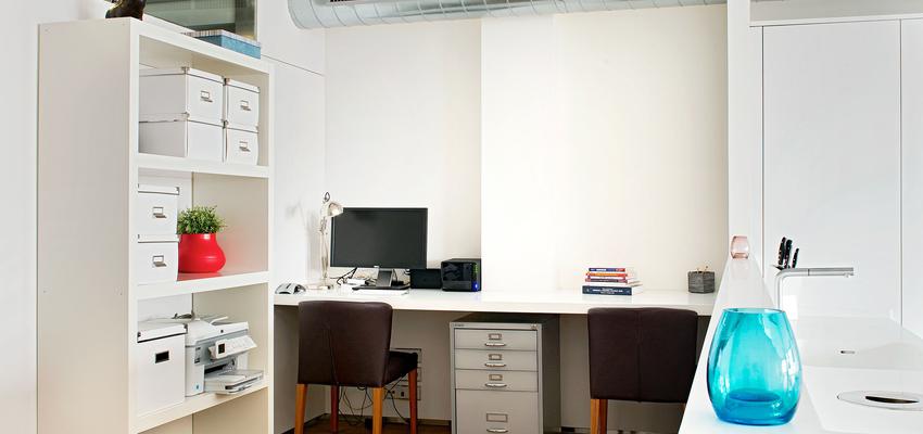 Estudio Estilo moderno Color marron, blanco, negro, plateado  diseñado por estudioitales | Decorador 