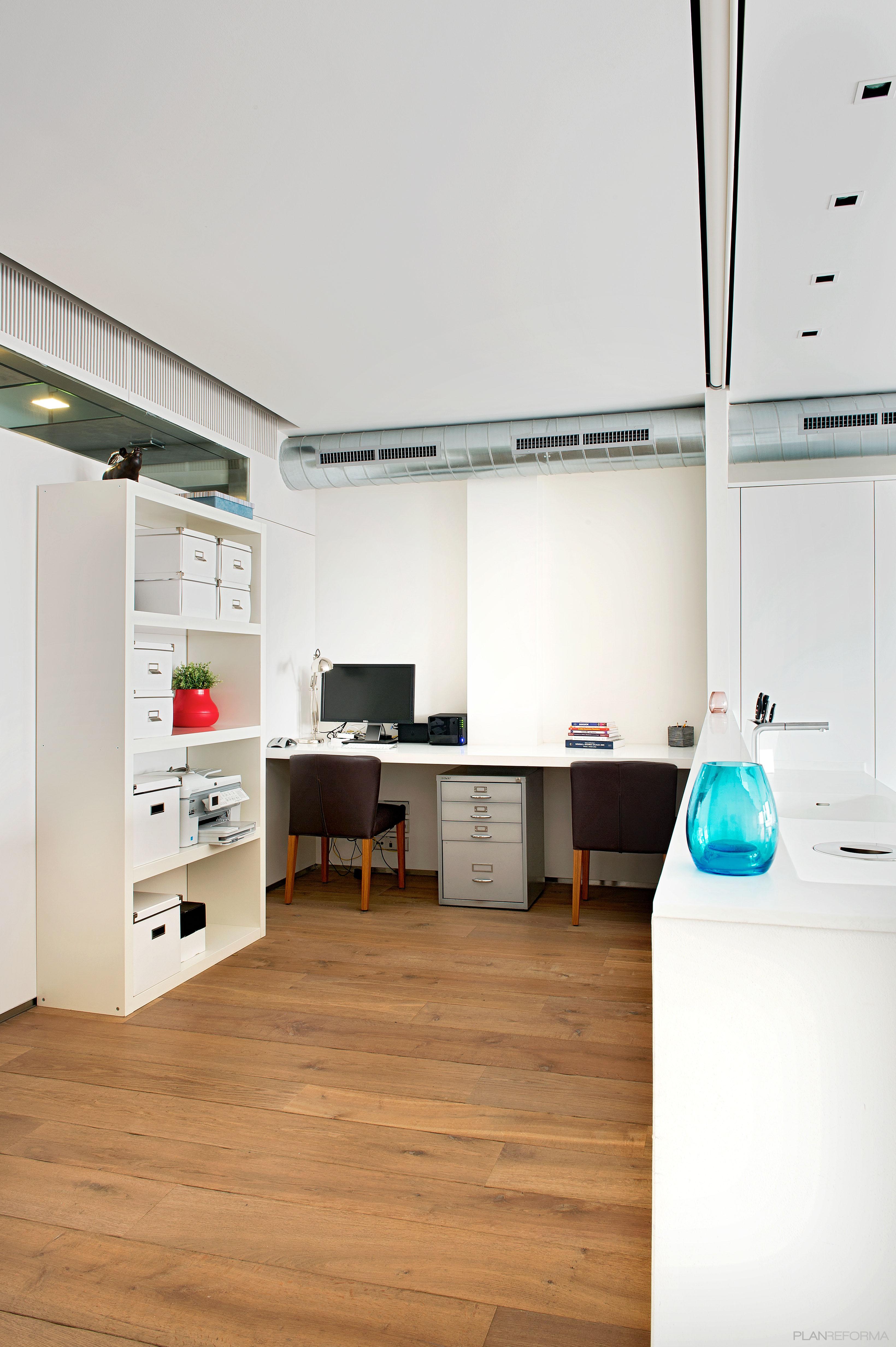 Estudio Estilo moderno Color marron, blanco, negro, plateado  diseñado por estudioitales | Decorador 