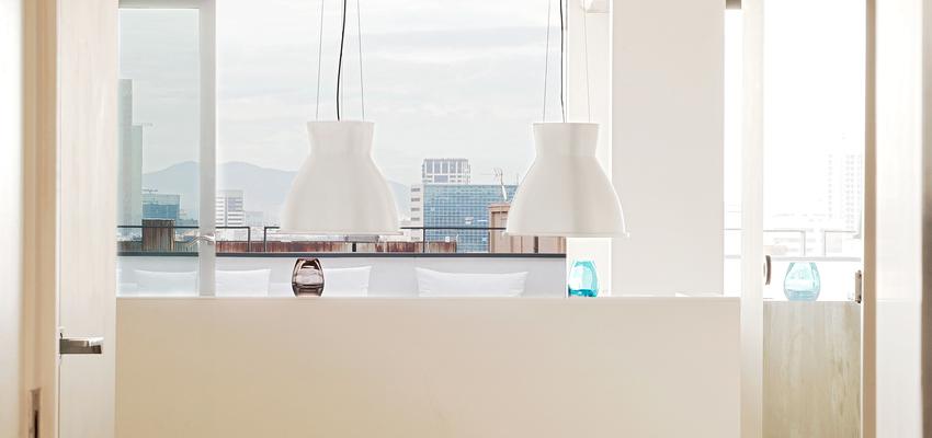 Estudio Estilo moderno Color marron, blanco, plateado  diseñado por estudioitales | Decorador 