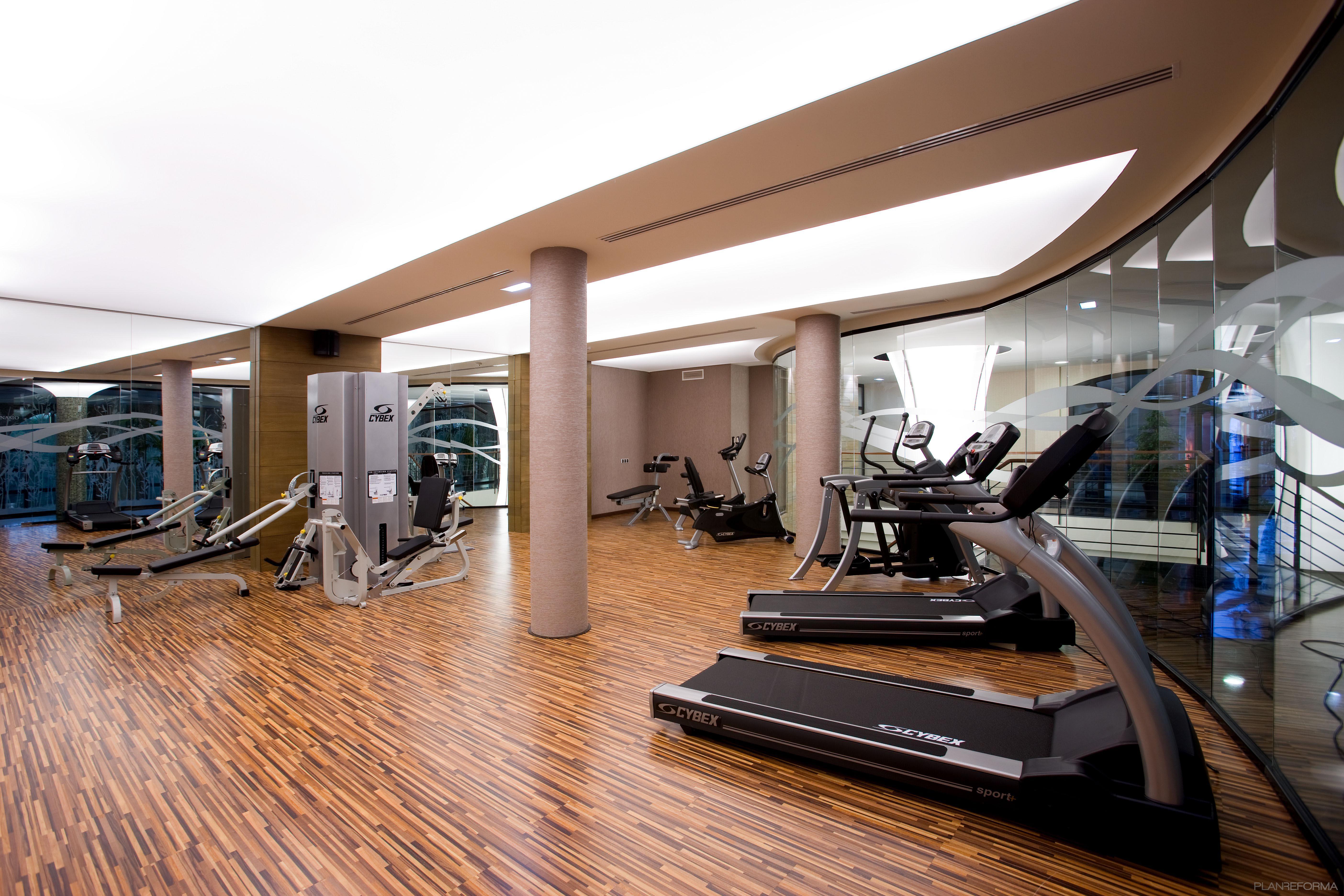 Gimnasio, Hotel Estilo contemporaneo Color marron, marron, beige, blanco, negro  diseñado por estudioitales | Decorador 