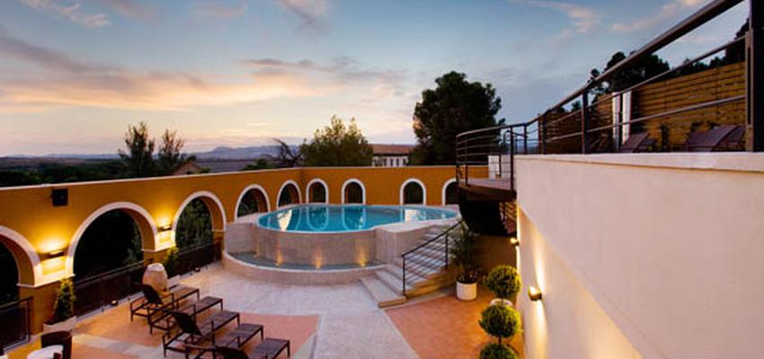 Terraza, Exterior, Hotel Estilo contemporaneo Color marron, azul cielo, marron, marron, blanco, negro  diseñado por estudioitales | Decorador 