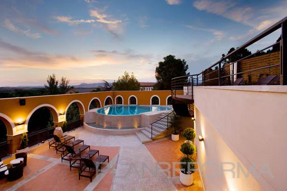 Terraza, Exterior, Hotel Estilo contemporaneo Color marron, azul cielo, marron, marron, blanco, negro  diseñado por estudioitales | Decorador 