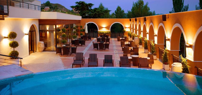 Terraza, Piscina, Porche, Exterior, Hotel Estilo contemporaneo Color marron, azul cielo, marron, blanco, gris  diseñado por estudioitales | Decorador 