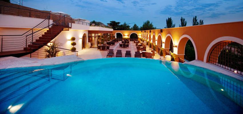 Terraza, Piscina, Porche, Exterior, Hotel Estilo contemporaneo Color marron, azul cielo, marron, marron, blanco  diseñado por estudioitales | Decorador 