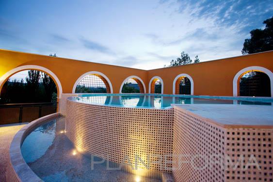 Terraza, Piscina, Exterior, Hotel Estilo contemporaneo Color marron, azul cielo, beige, marron, blanco  diseñado por estudioitales | Decorador 