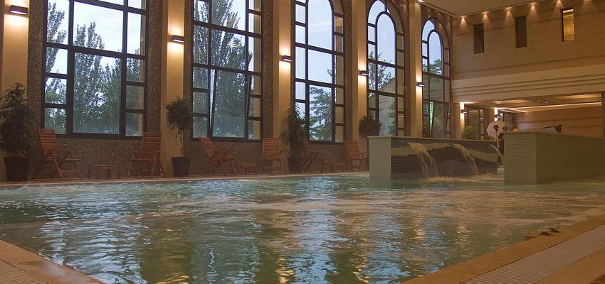 Piscina, Hotel, SPA Estilo contemporaneo Color azul cielo, beige, marron, blanco, negro  diseñado por estudioitales | Decorador 