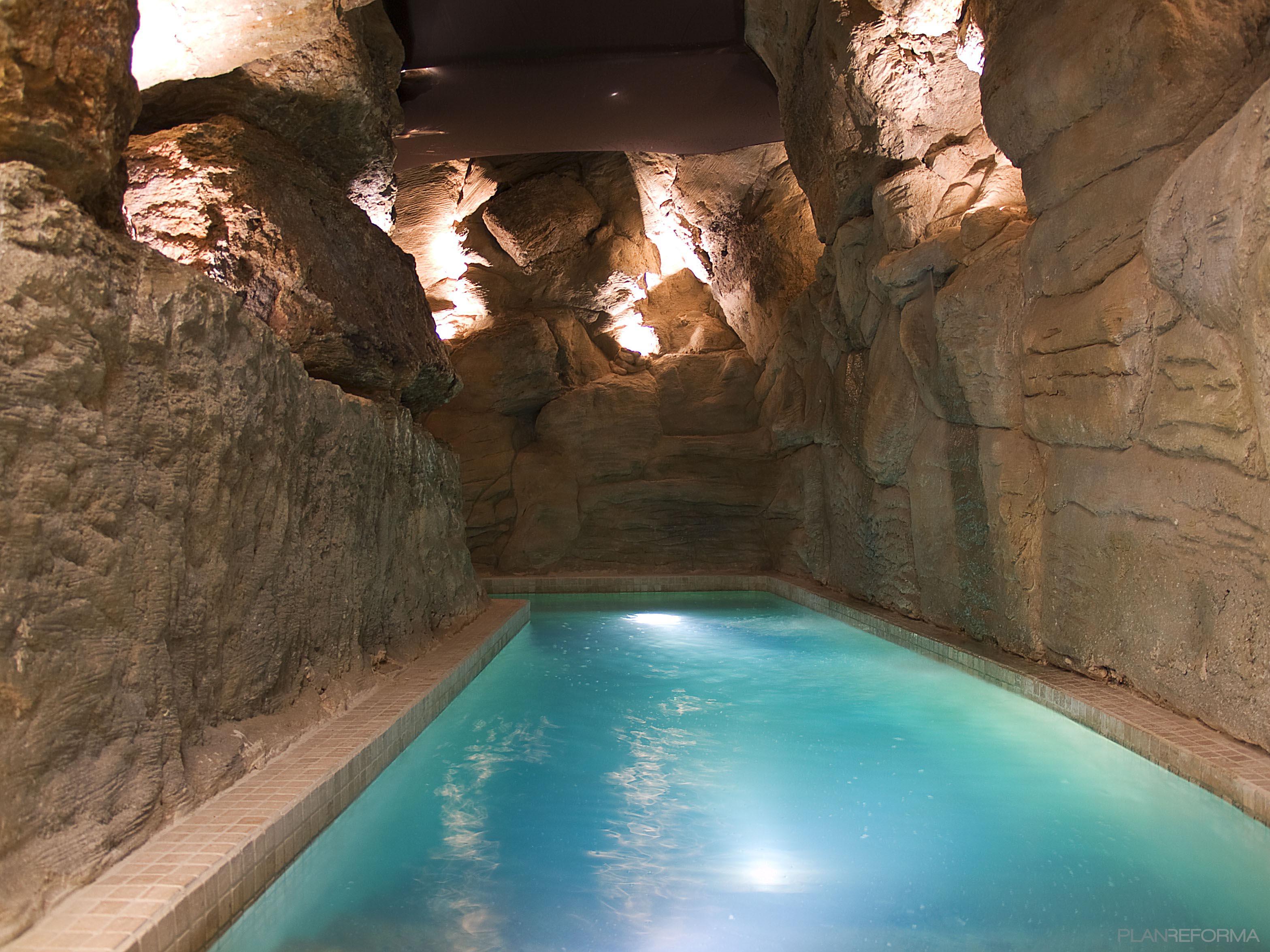 Piscina, Hotel, SPA Estilo contemporaneo Color azul cielo, beige, beige, blanco  diseñado por estudioitales | Decorador 