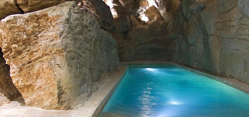 Piscina, Hotel, SPA Estilo contemporaneo Color azul cielo, beige, beige, blanco  diseñado por estudioitales | Decorador 