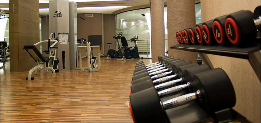 Gimnasio, Hotel, SPA Estilo contemporaneo Color marron, marron, beige, marron, blanco, negro  diseñado por estudioitales | Decorador 