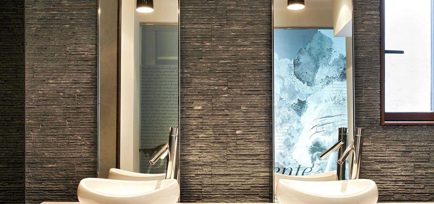 Baño Estilo moderno Color marron, blanco, gris, gris, negro  diseñado por estudioitales | Decorador 