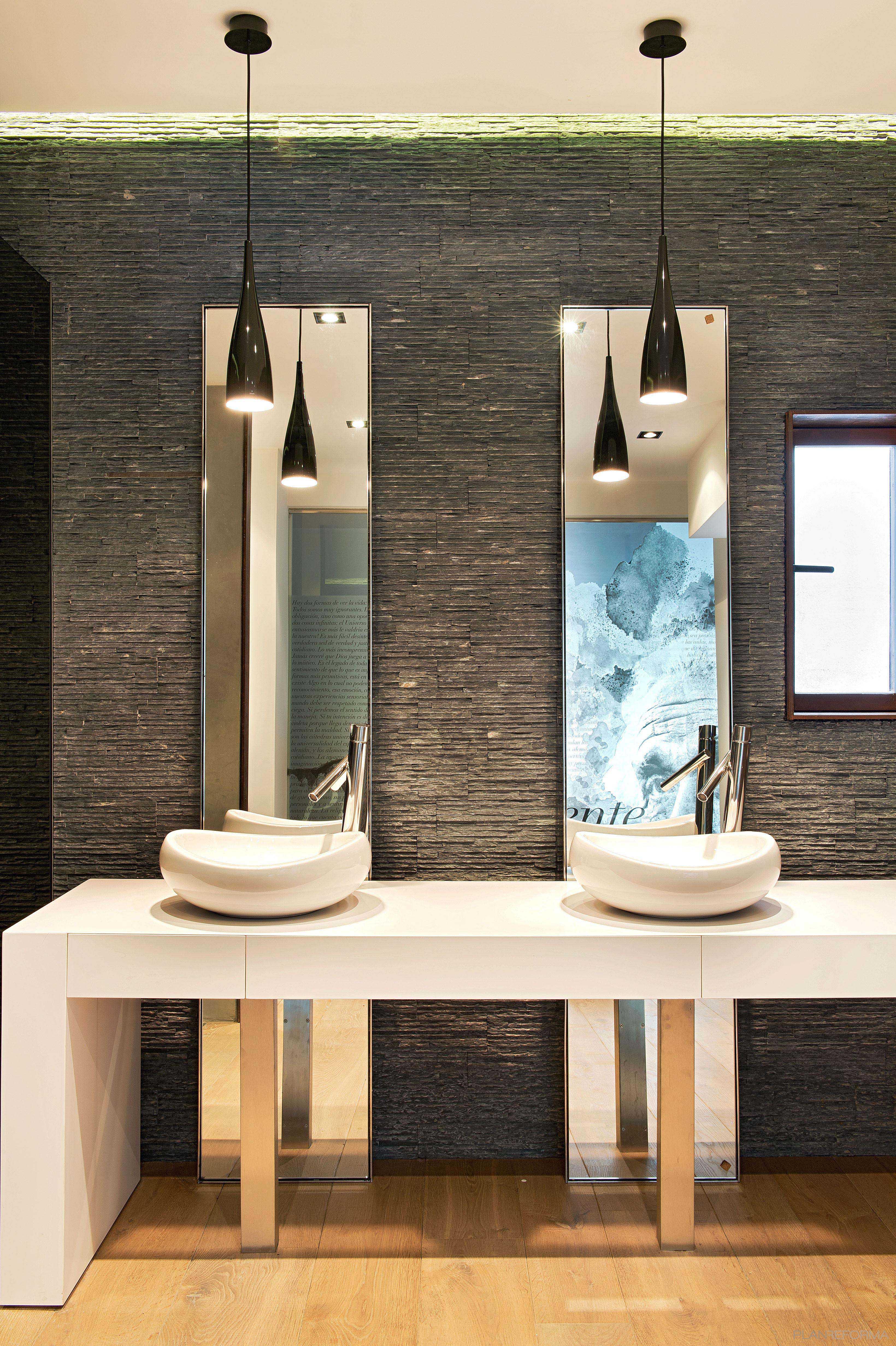 Baño Estilo moderno Color marron, blanco, gris, gris, negro  diseñado por estudioitales | Decorador 
