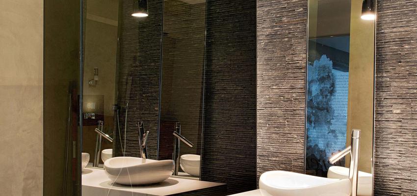 Baño Estilo moderno Color marron, blanco, gris, gris, negro  diseñado por estudioitales | Decorador 